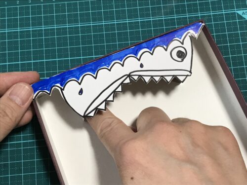 位置が決まったらしっかりと貼る