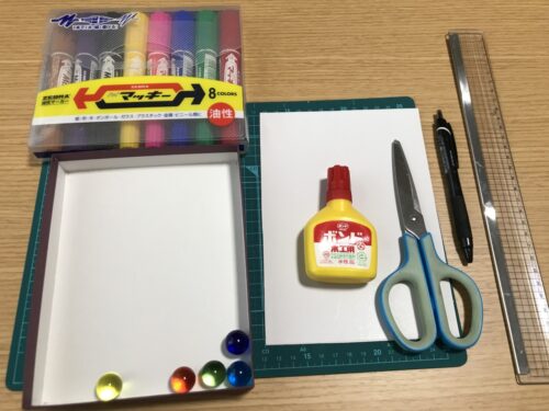 空き箱、ビー玉、厚紙、定規、カラーペン、カッター、ハサミ、ボンド